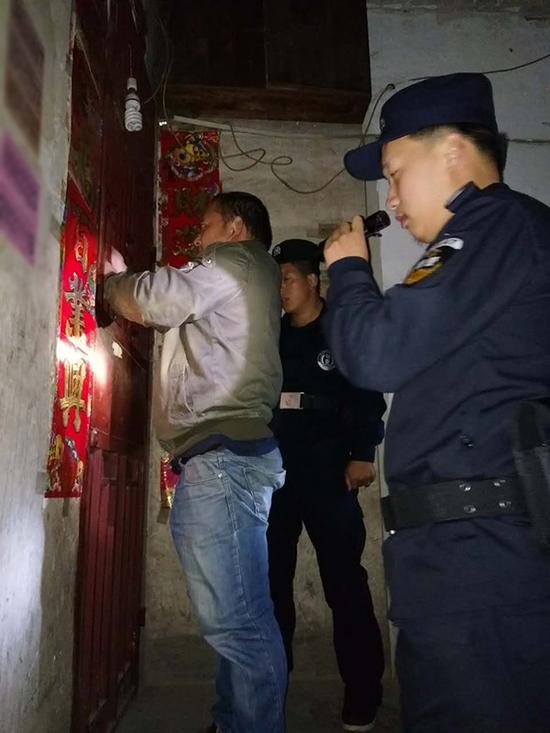 贞丰粗心妈妈误将幼女锁家中 